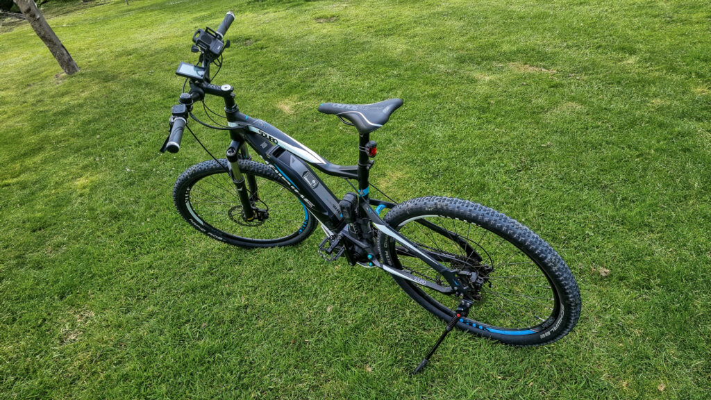 Overblik: Hvilke typer af elcykler findes der? 2 El mountainbike på græs