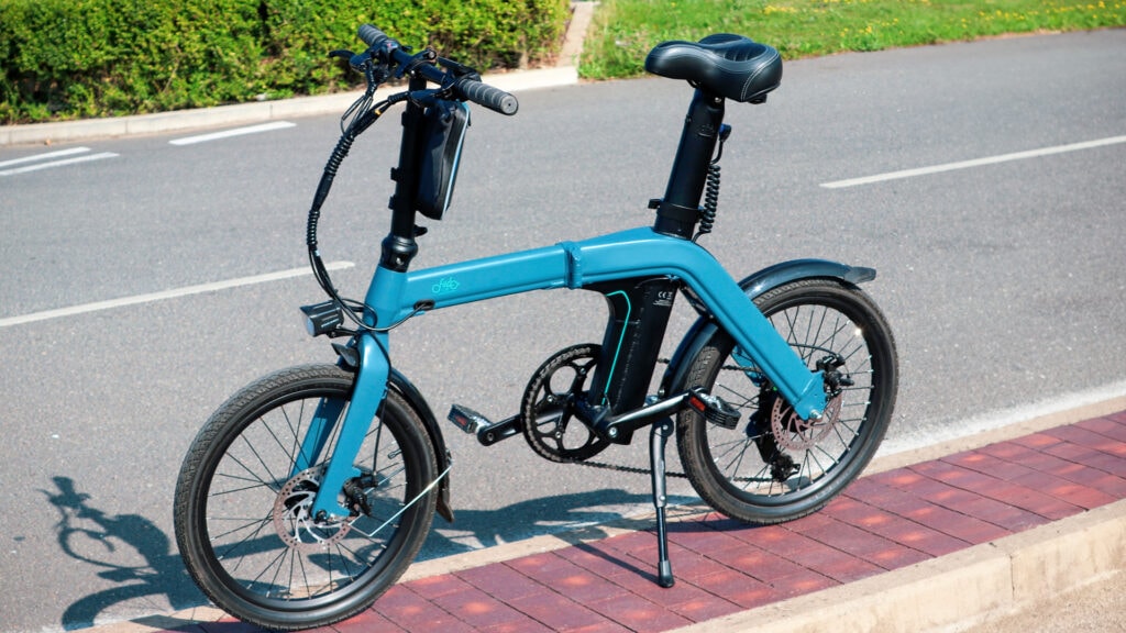 Overblik: Hvilke typer af elcykler findes der? 4 En foldbar elcykel på gaden