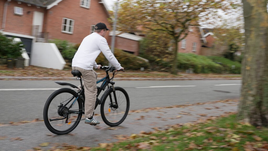 Overblik: Hvilke typer af elcykler findes der? 1 Rasmus fra RideElectric cykler på cykelstien på en el-cykel